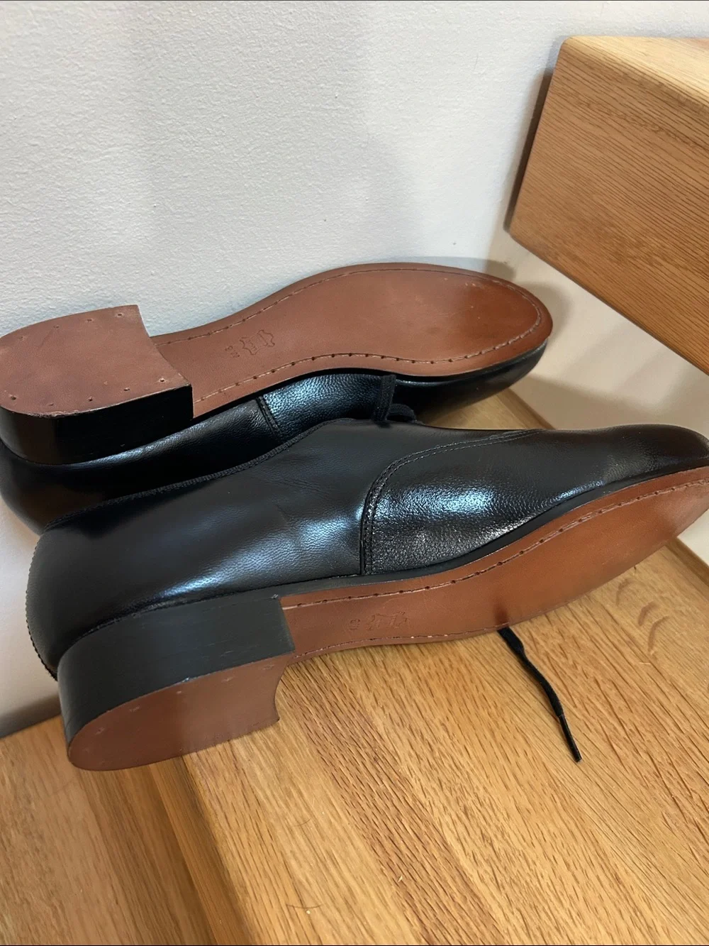 K360 Capezio Black Leather Lace-Up Oxfords